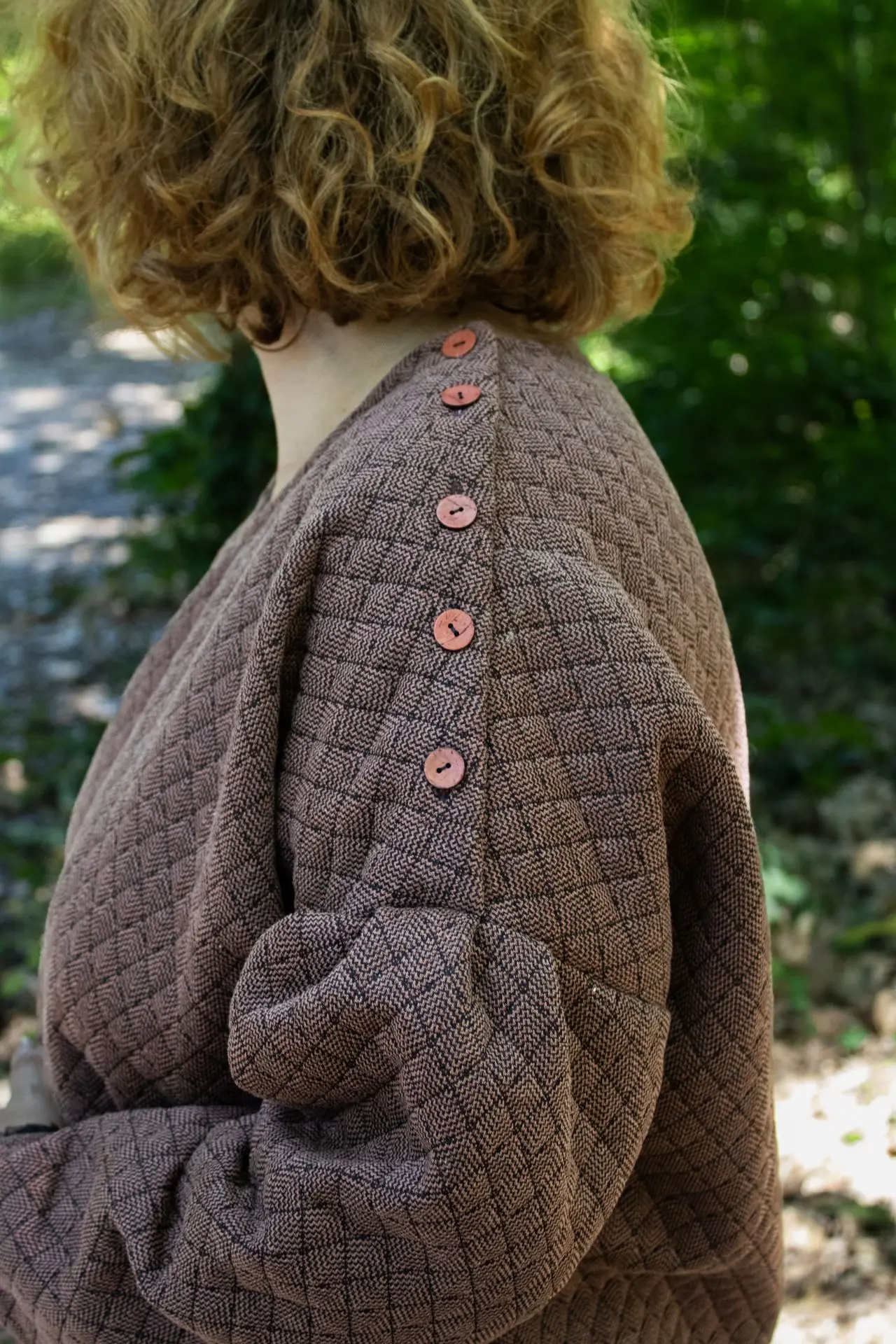 Sweat col rond, pate boutonnière épaule et manches plissées