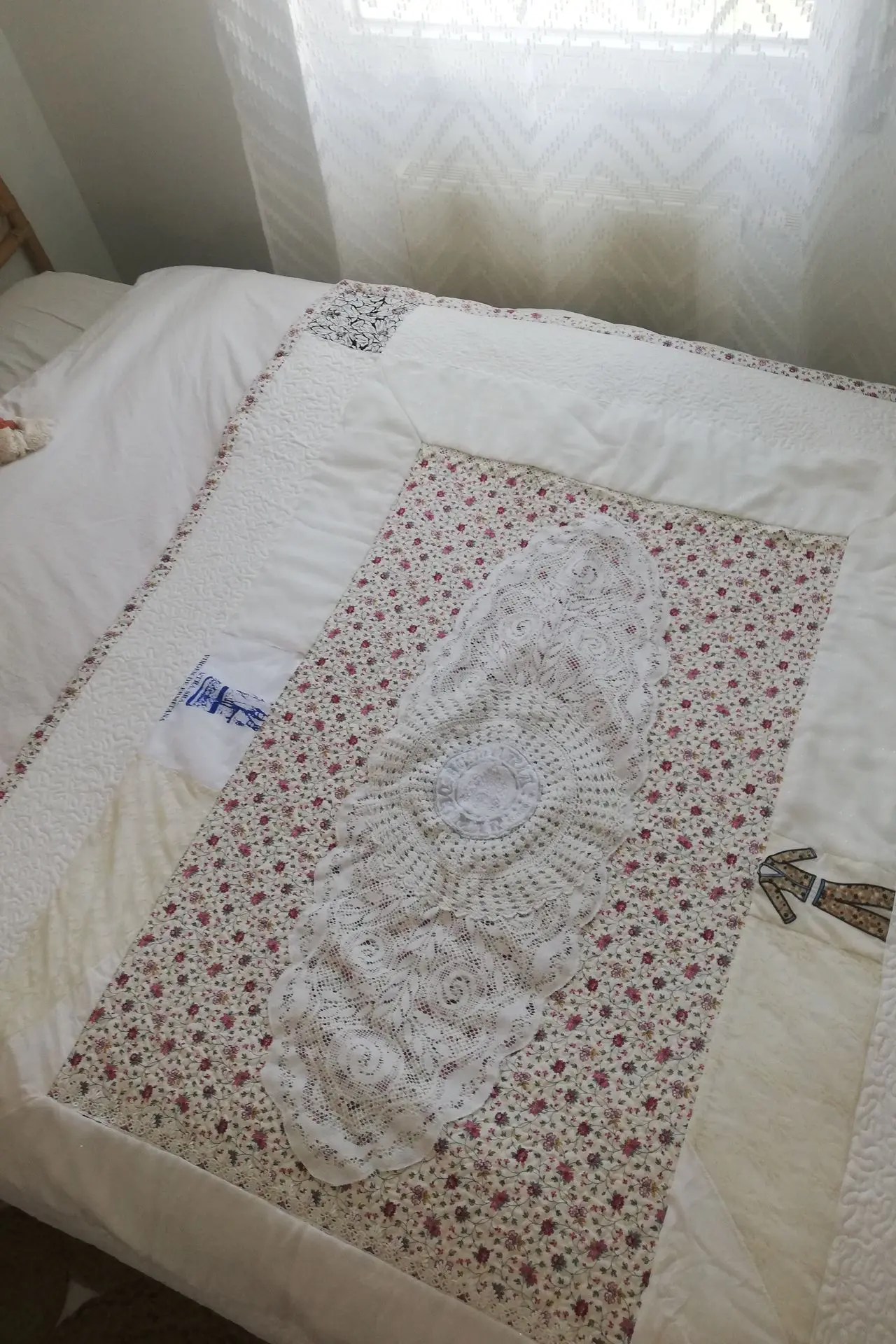 Plaid mémoriel réalisé par assemblage de tissus de famille